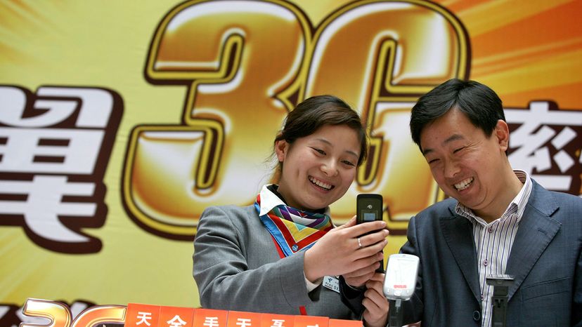 Chinese hostess demonstrates using phone with 3G